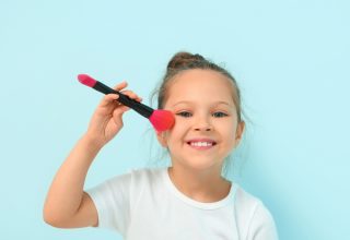 Ein Mädchen will sich schminken